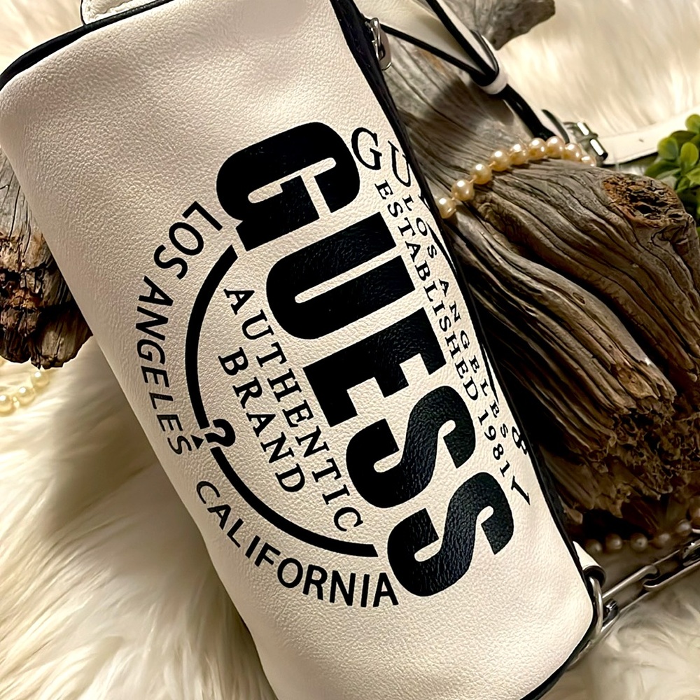 ⁉️GUESS® Gorgeous Black and White Guess Logo Print purse ⁉️